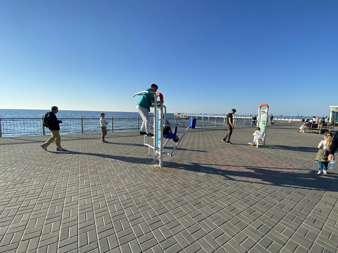 Bară de tracțiuni la Calisthenics Park at Променад, Зеленоградск – fotografia 1 din 5
