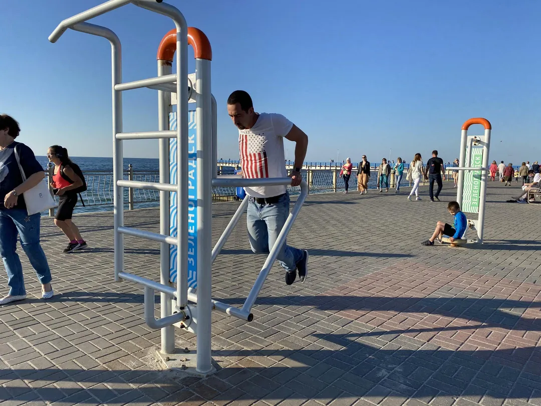 Bare paralele la Calisthenics Park at Променад, Зеленоградск – fotografia 2 din 5