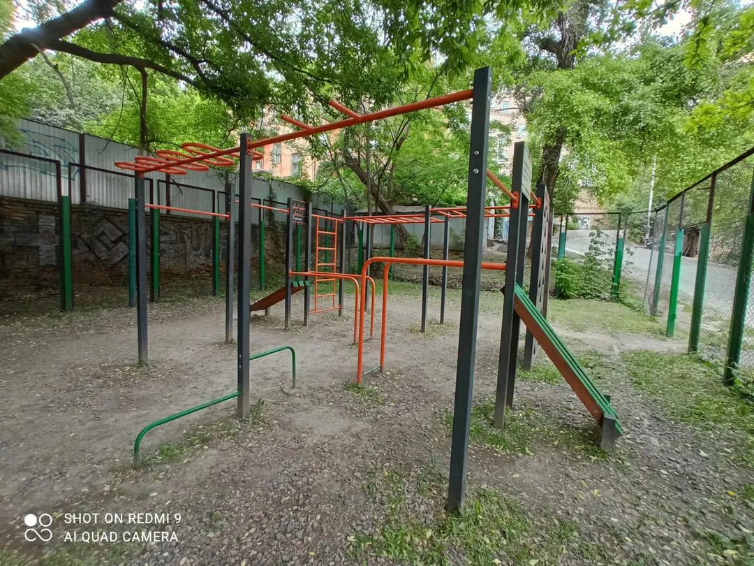 Турник на площадке Calisthenics Park at Дмитрівська вулиця, Київ – фото 1 из 4