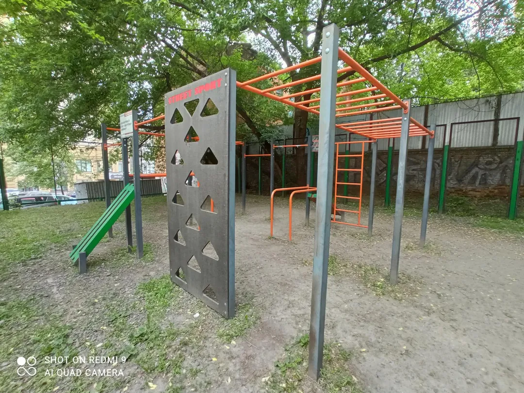 Упоры для отжиманий на площадке Calisthenics Park at Дмитрівська вулиця, Київ – фото 2 из 4