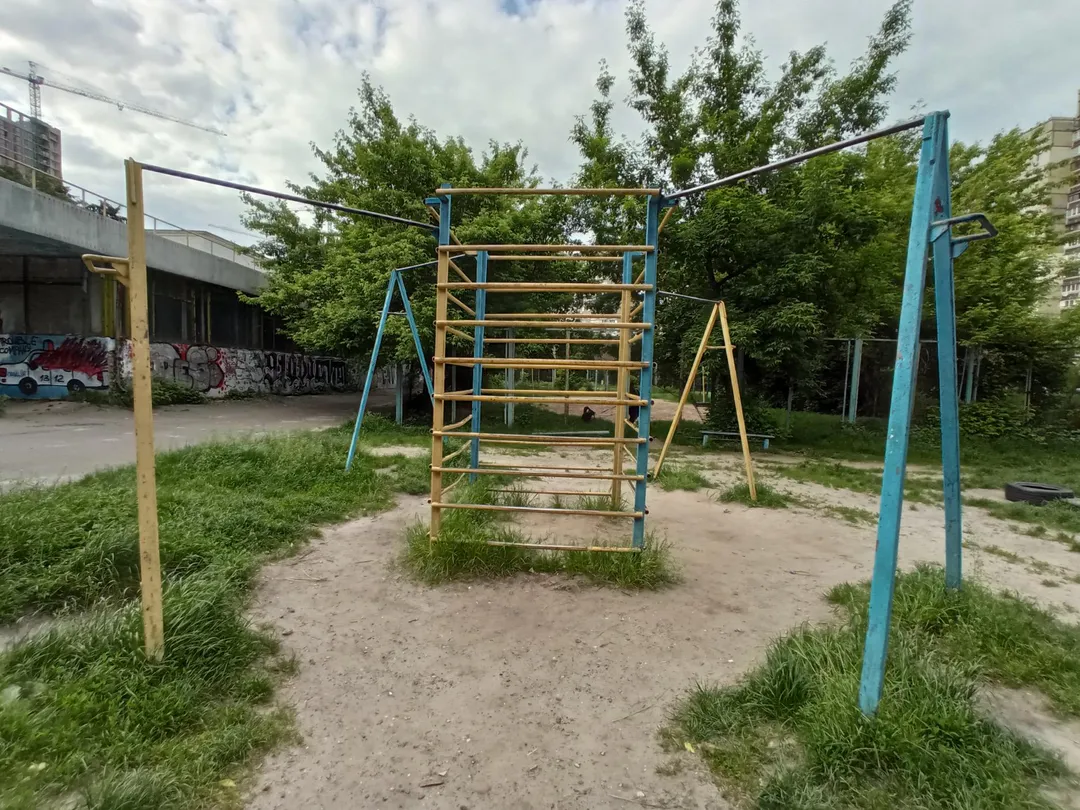 Bare paralele la Calisthenics Park at Ростиславська вулиця, Київ – fotografia 2 din 3