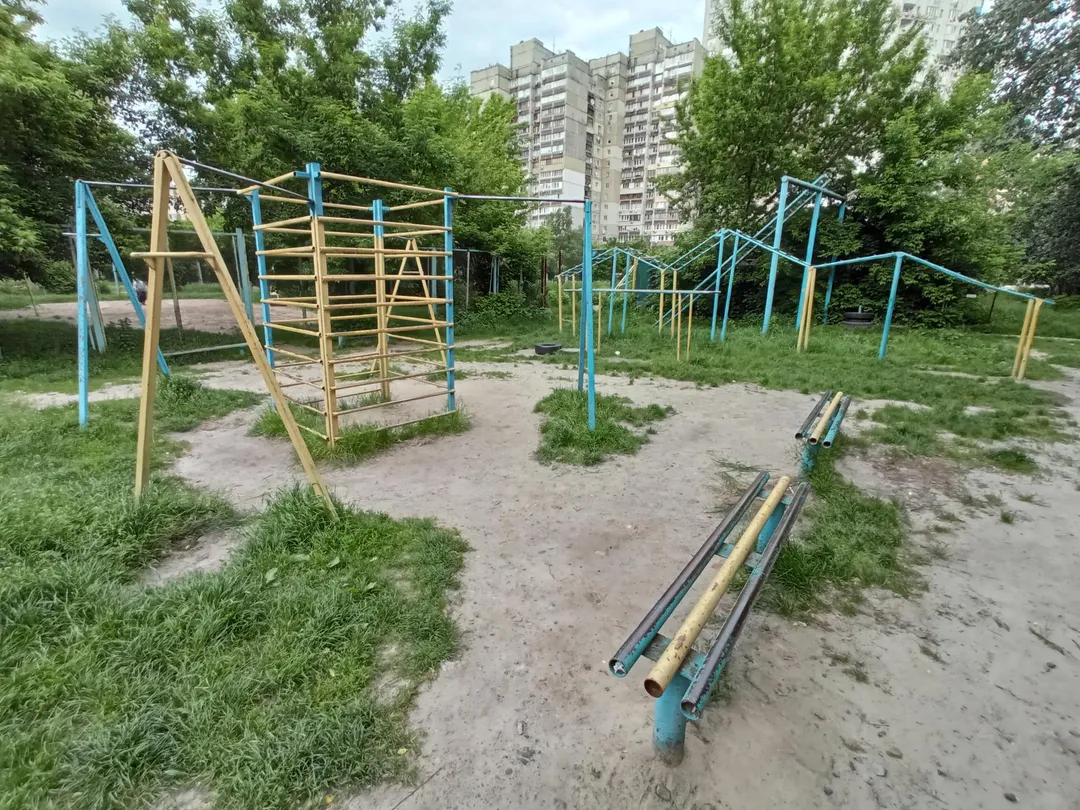 Bară de tracțiuni la Calisthenics Park at Ростиславська вулиця, Київ – fotografia 1 din 3