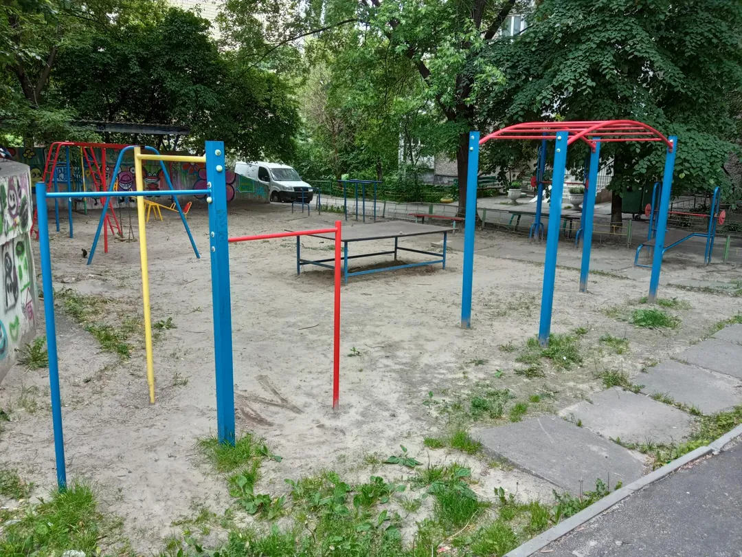 Bancă plată de piept la Calisthenics Park at вулиця Глібова, Київ #wp3138 – fotografia 5 din 5