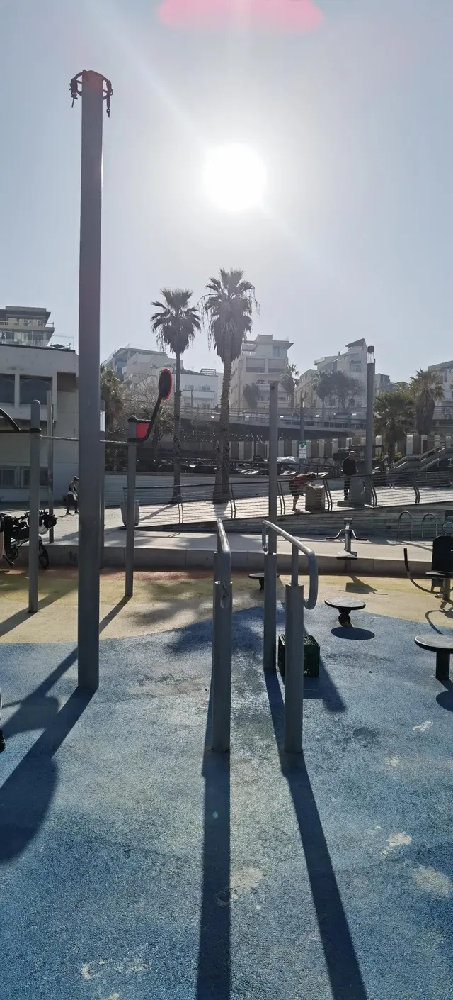 Calisthenics Park at הטיילת ע"ש שלמה להט, תל־אביב–יפו
