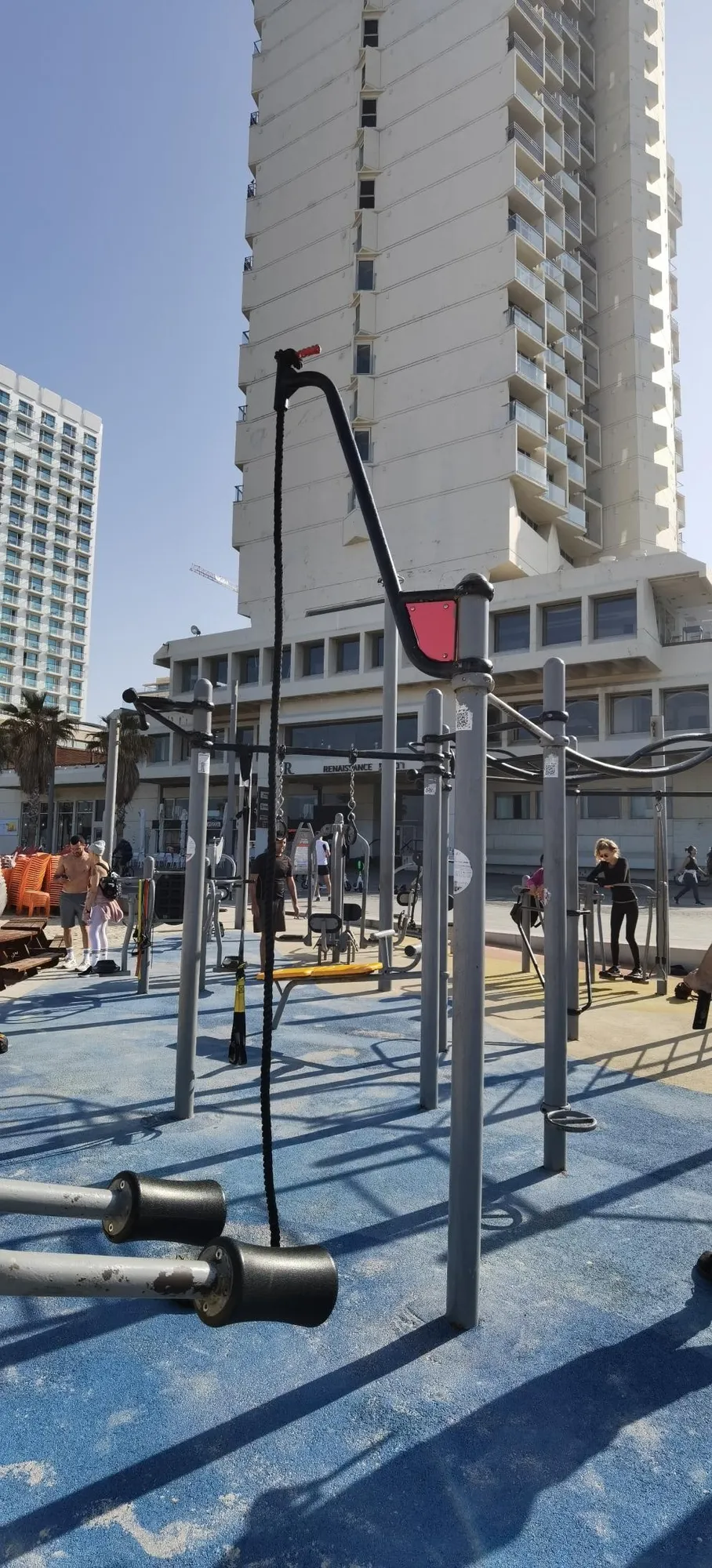 Брусья на площадке Calisthenics Park at הטיילת ע"ש שלמה להט, תל־אביב–יפו – фото 2 из 2