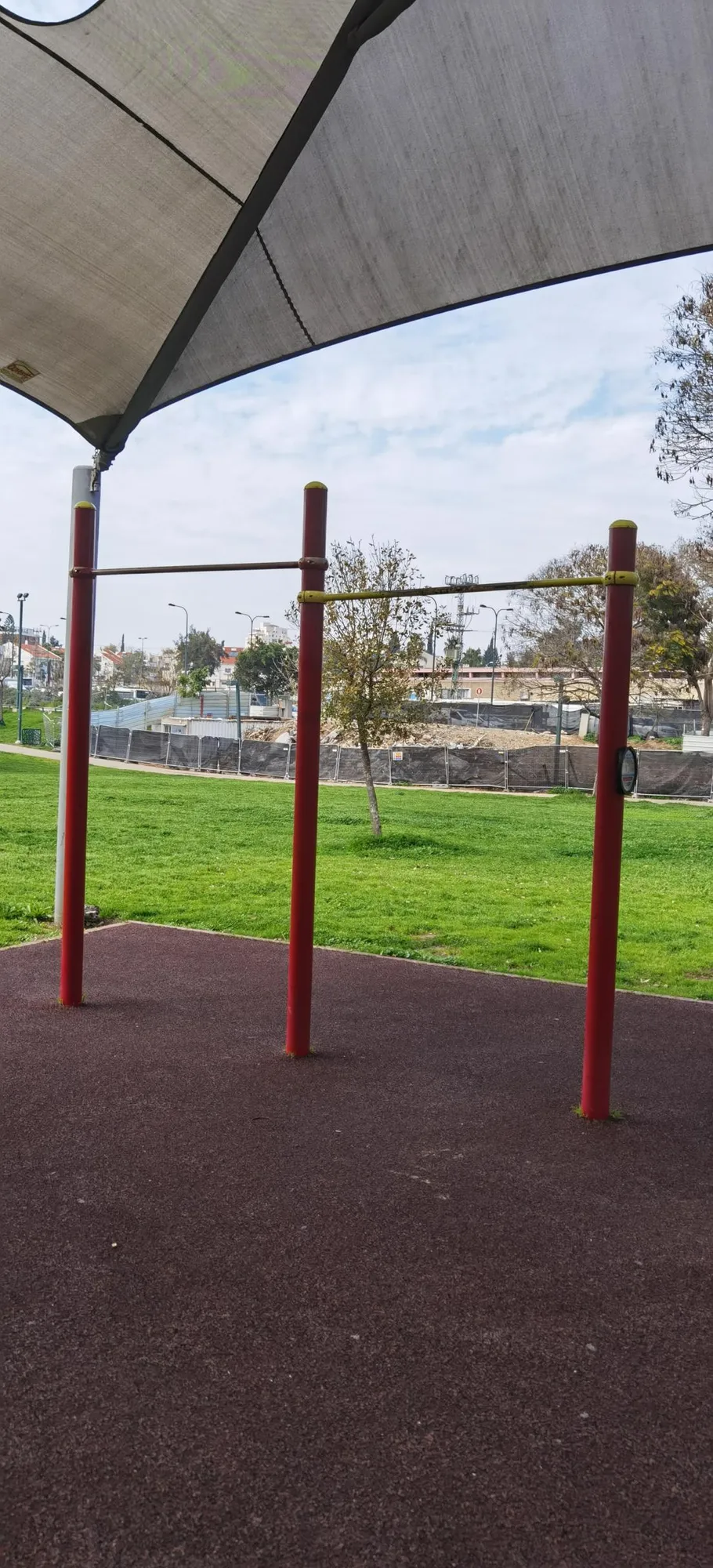 Брусья на площадке Calisthenics Park at ראול ולנברג, תל־אביב–יפו – фото 2 из 4