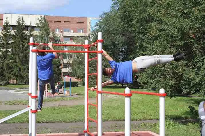 Sbarra per trazioni presso Calisthenics Park at Каменская улица, Кемерово – foto 1 di 1