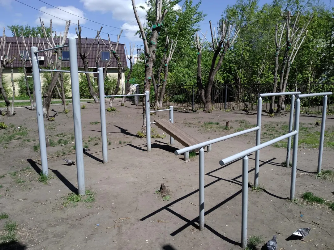 Bare paralele la Calisthenics Park at проспект Металлургов, Красноярск – fotografia 2 din 2