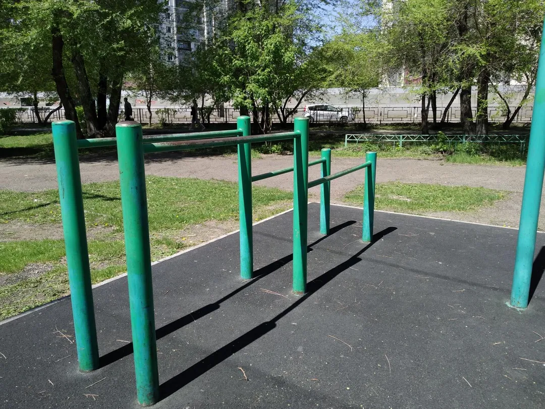 Лавка для преса на майданчику Calisthenics Park at улица Воронова, Красноярск – фото 5 з 5