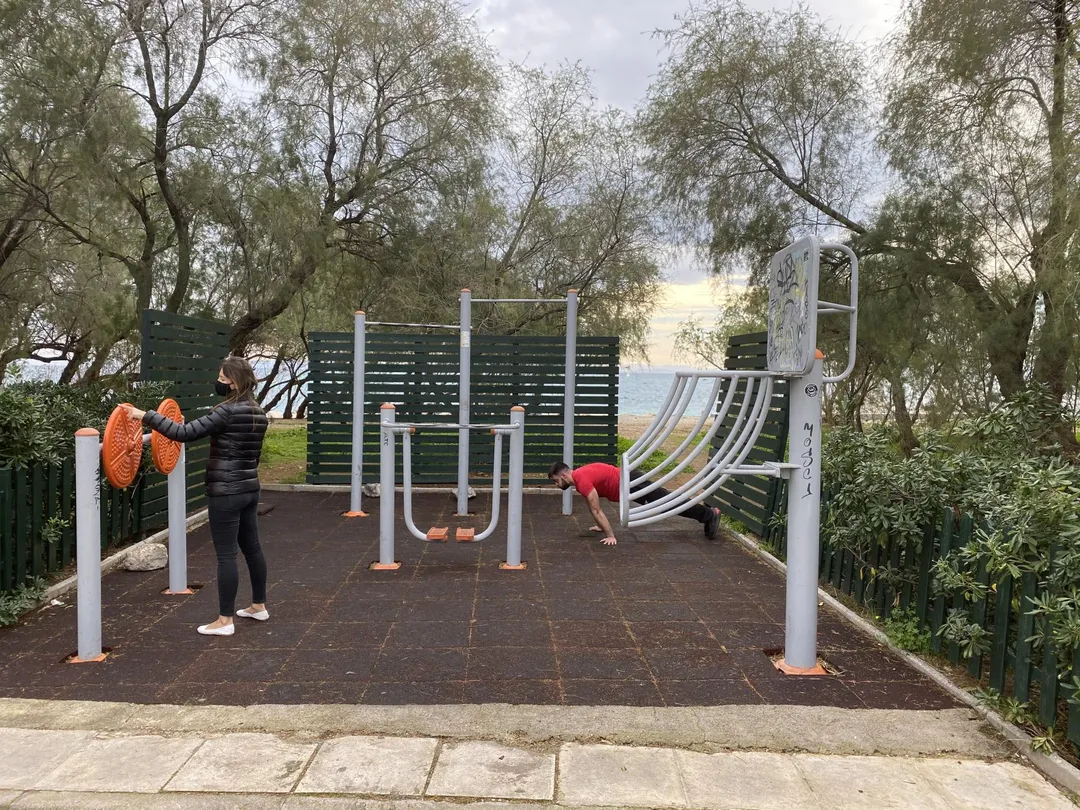 Bancă pentru abdomen la Calisthenics Park at Ποσειδώνος, Δήμος Παλαιού Φαλήρου – fotografia 4 din 8