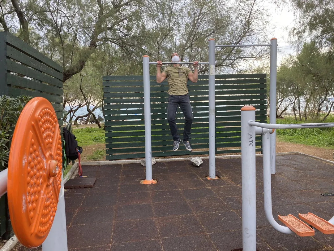 Bară de flotări la Calisthenics Park at Ποσειδώνος, Δήμος Παλαιού Φαλήρου – fotografia 5 din 8