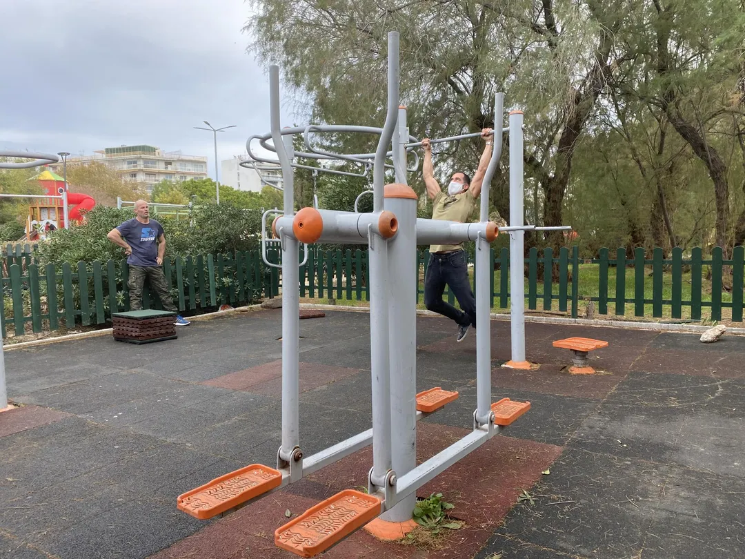 Bare paralele la Calisthenics Park at Ποσειδώνος, Δήμος Παλαιού Φαλήρου – fotografia 2 din 8
