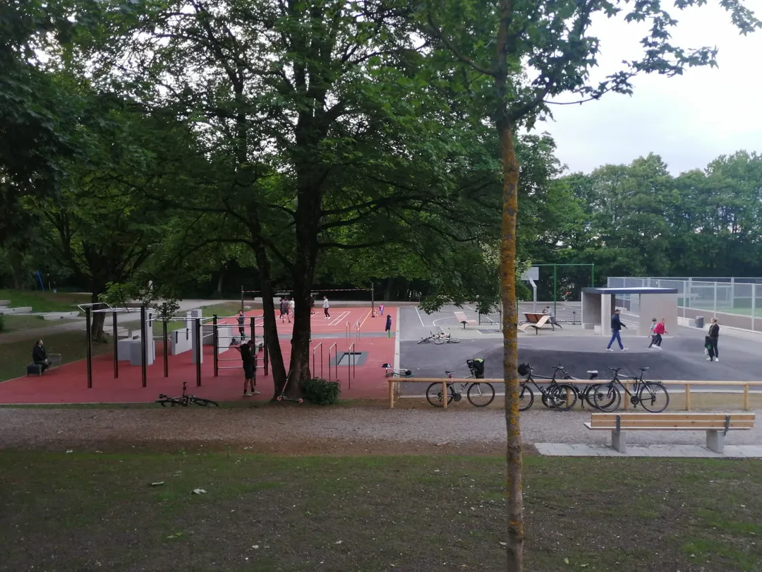 Упоры для отжиманий на площадке Calisthenics Park at Bezirkssportanlage Demleitnerstraße 2, München – фото 2 из 6