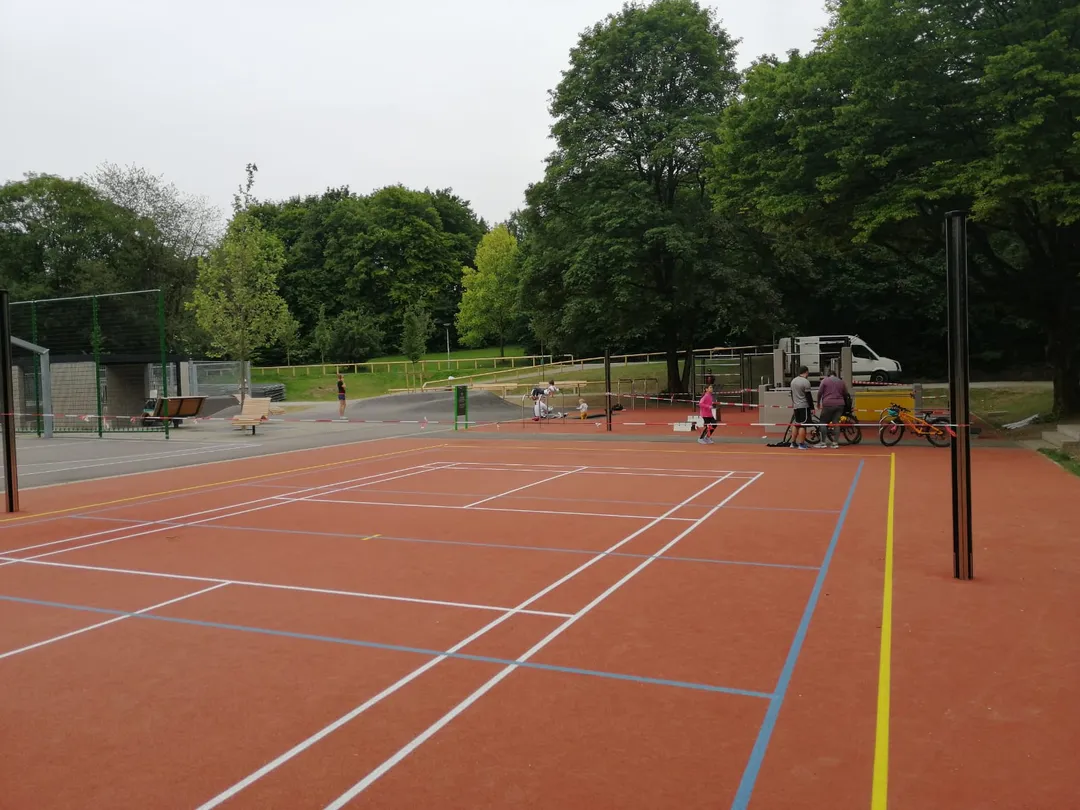 Низкие брусья на площадке Calisthenics Park at Bezirkssportanlage Demleitnerstraße 2, München – фото 4 из 6