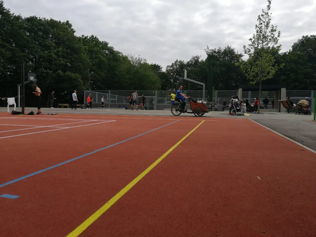 Брусья на площадке Calisthenics Park at Bezirkssportanlage Demleitnerstraße 2, München – фото 3 из 6