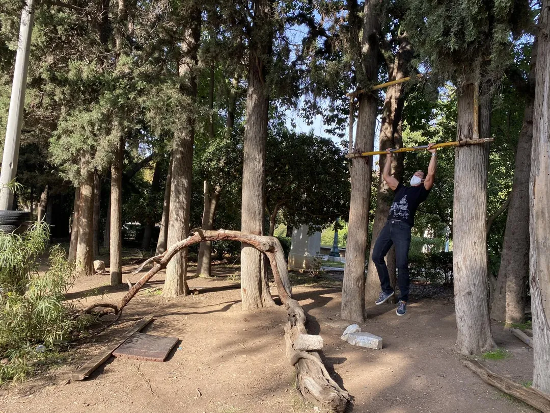 Bară de tracțiuni la Calisthenics Park at Ευελπίδων, Αθήνα – fotografia 5 din 7