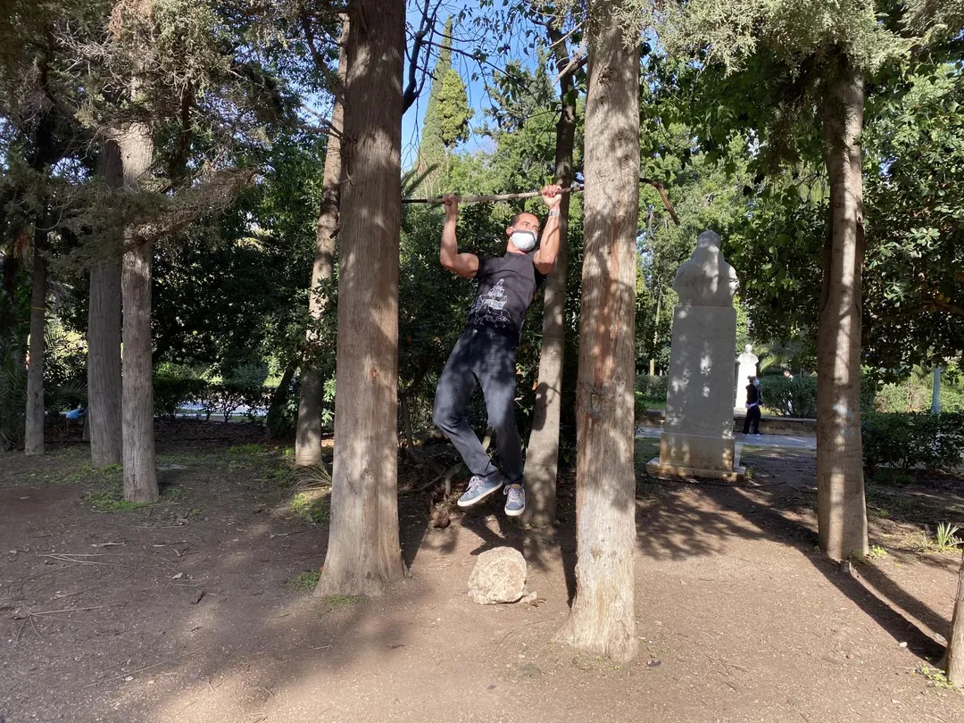 Bară de tracțiuni la Calisthenics Park at Ευελπίδων, Αθήνα – fotografia 1 din 7
