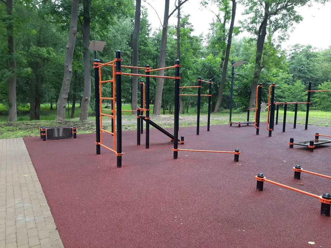 Parallele presso Calisthenics Park at Московская улица, Зеленоградск – foto 2 di 2