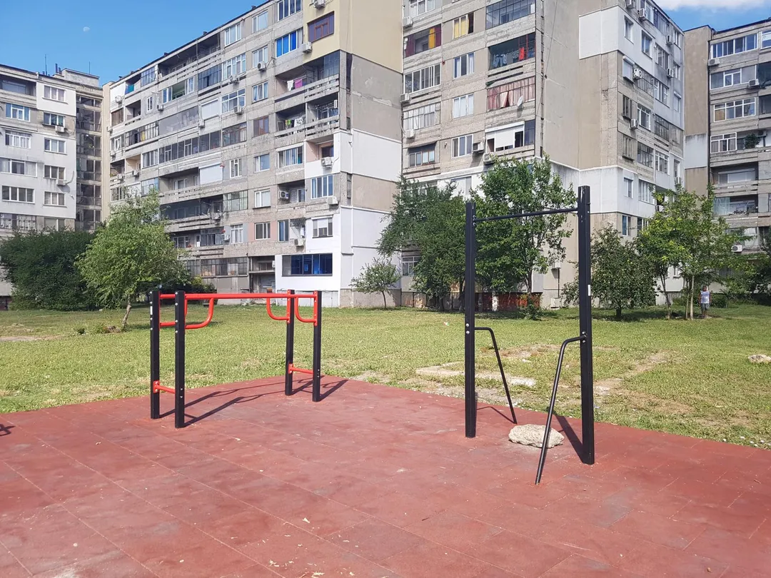 Parallele presso Outdoor Gym in ж.к.Хале, Ямбол – foto 2 di 2