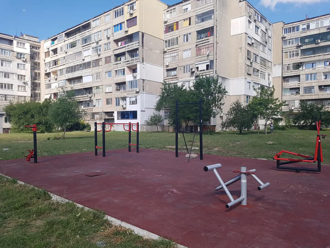 Sbarra per trazioni presso Outdoor Gym in ж.к.Хале, Ямбол – foto 1 di 2