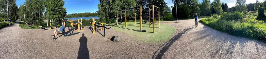 Bară de tracțiuni la Calisthenics Park at Vuosaaren silta, Helsinki – fotografia 1 din 4