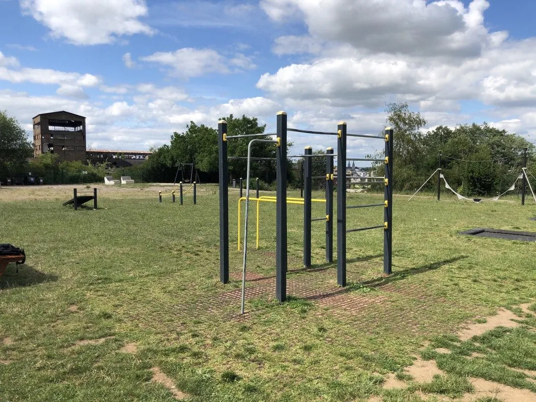 Bară de tracțiuni la Calisthenics Park at Rue Barbourg, Esch-sur-Alzette – fotografia 1 din 2