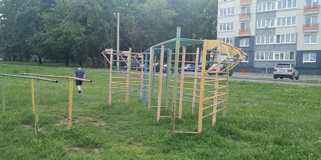 Parallel Gym Bars at Calisthenics Park at вуліца Пірагова, Мінск – photo 2 of 3