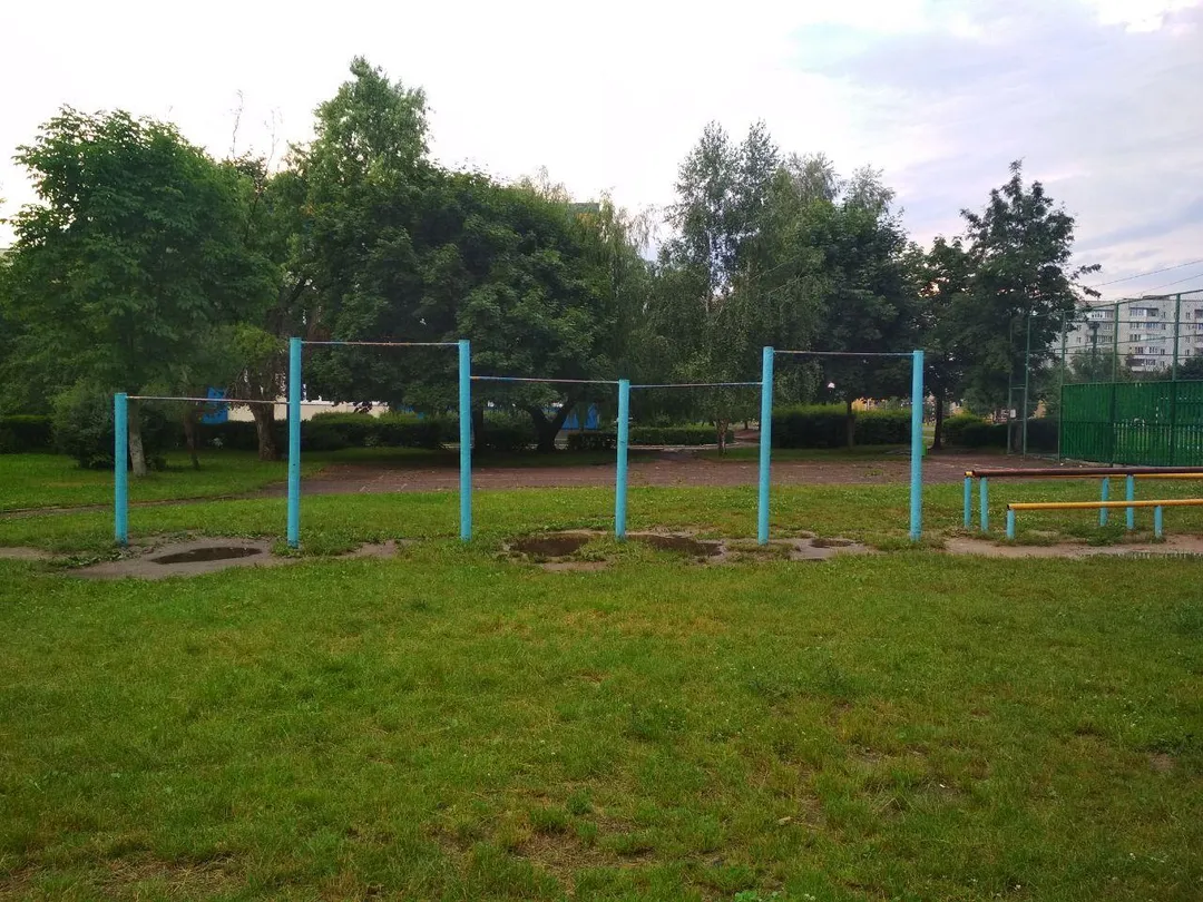 Bară de tracțiuni la Calisthenics Park at вулиця Героїв-Добровольців, Луцьк – fotografia 1 din 2