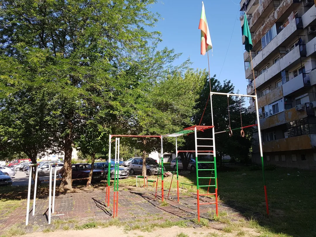 Бруси на майданчику Outdoor Gym in ж.к. Златен рог, Ямбол – фото 2 з 3