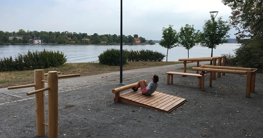 Лавка для преса на майданчику Calisthenics Park at Kvarnholmsvägen, Nacka – фото 4 з 6