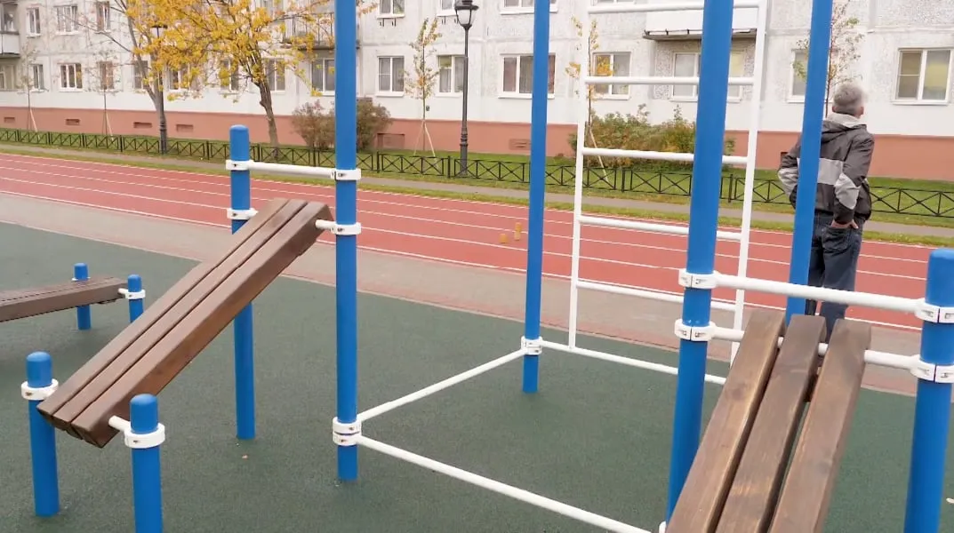 Брусья на площадке Calisthenics Park at Швейцарская улица, Ломоносов – фото 2 из 4
