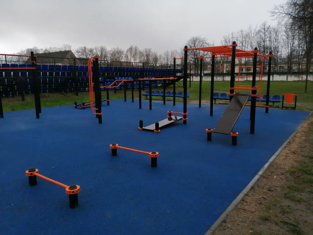Panca per addominali presso Calisthenics Park at Красноармейская улица, Гусев – foto 6 di 6