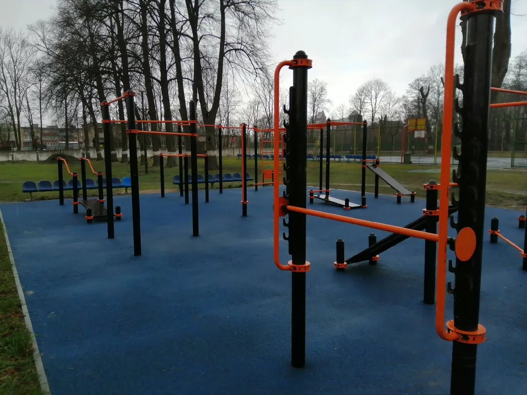 Maniglie per piegamenti presso Calisthenics Park at Красноармейская улица, Гусев – foto 2 di 6
