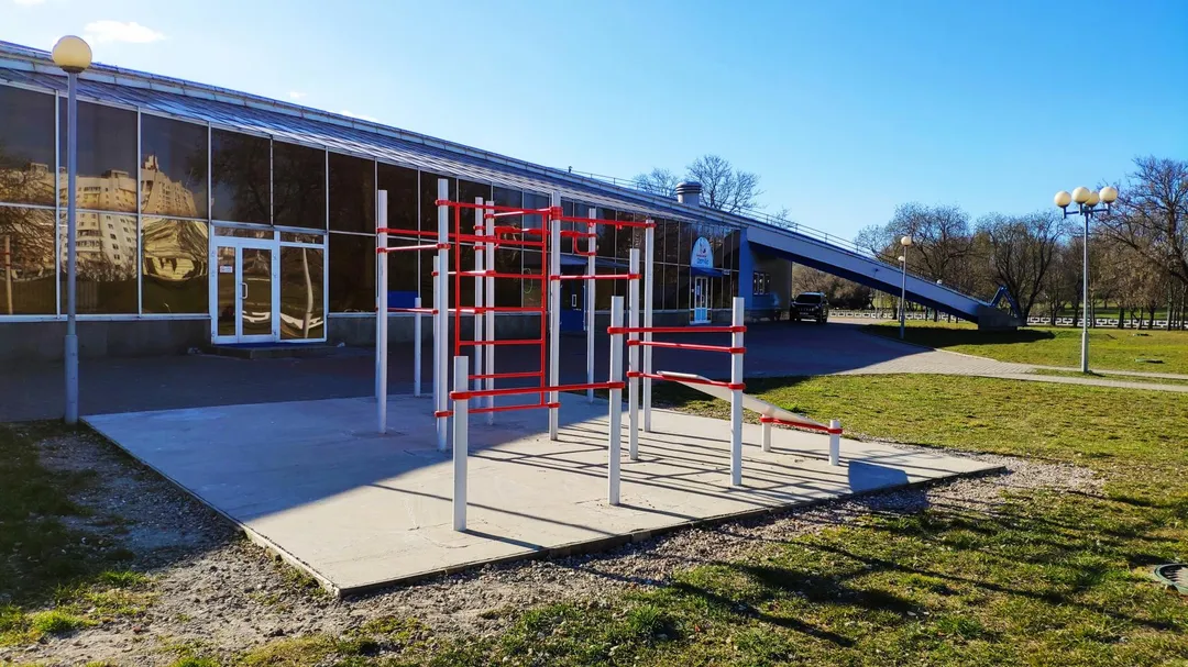 Push Up Bar at Calisthenics Park at набярэжная Воінаў-інтэрнацыяналістаў, Мінск – photo 2 of 2