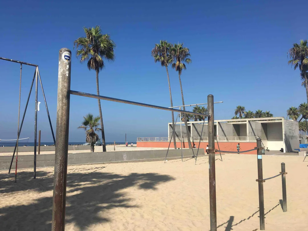 Barren bei Calisthenics Park at Venice Beach Bike Path, Los Angeles – Foto 2 von 2