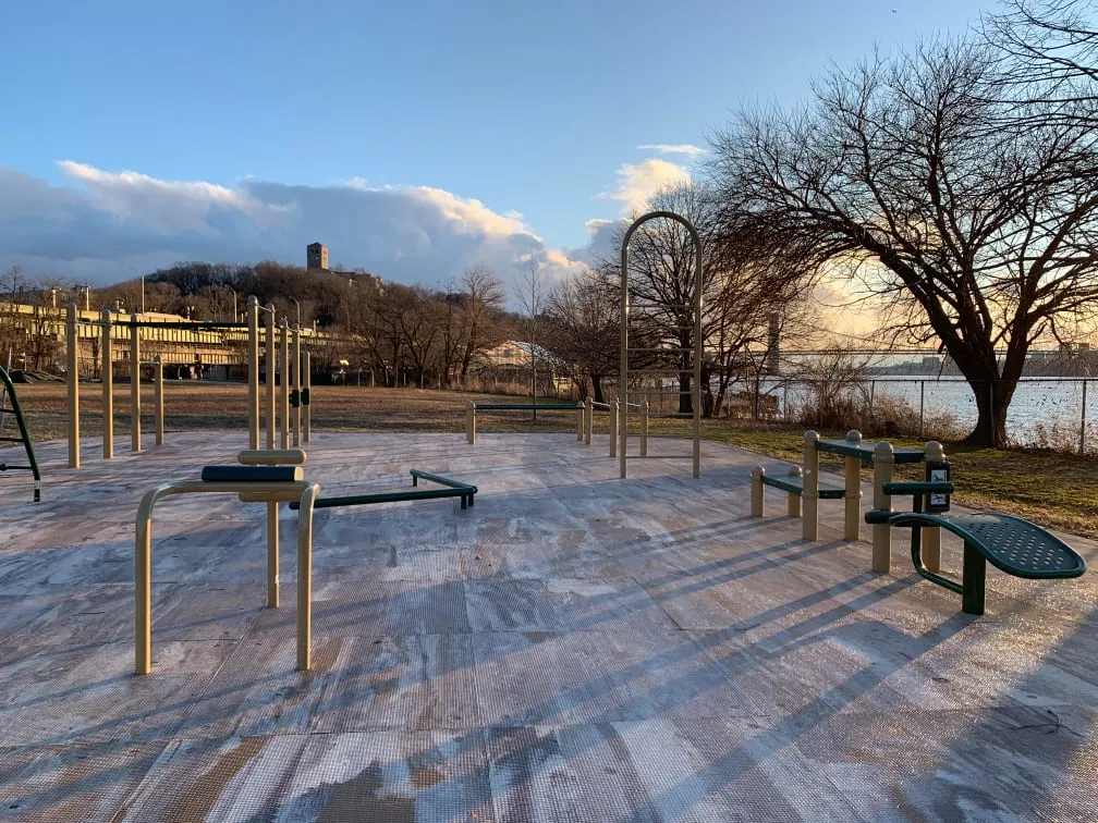 Abs Bench at Calisthenics Park at Henry Hudson Parkway, City of New York – photo 5 of 5