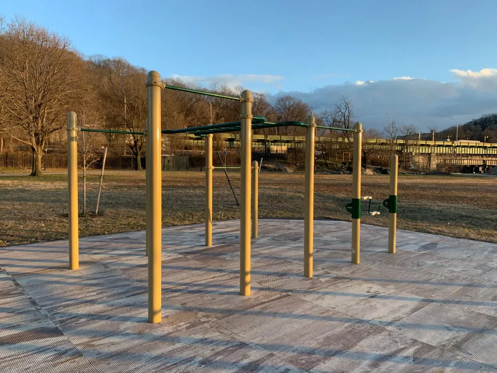 Pull Up Bar at Calisthenics Park at Henry Hudson Parkway, City of New York – photo 1 of 5