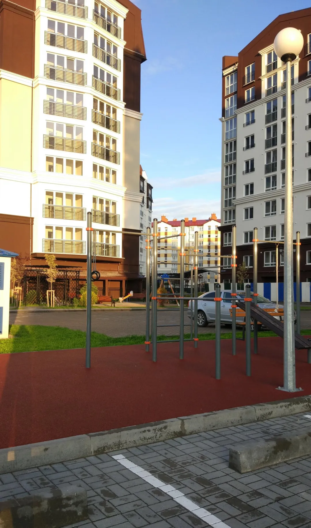 Panca per addominali presso Calisthenics Park at Окружная улица, Зеленоградск – foto 4 di 5