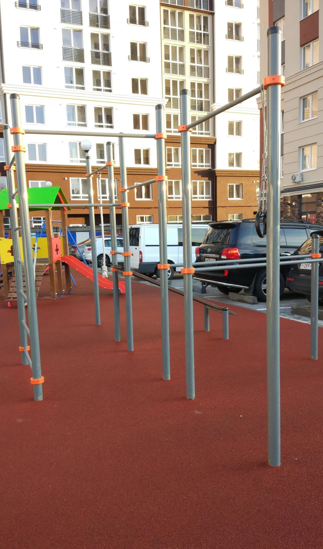 Parallele presso Calisthenics Park at Окружная улица, Зеленоградск – foto 2 di 5