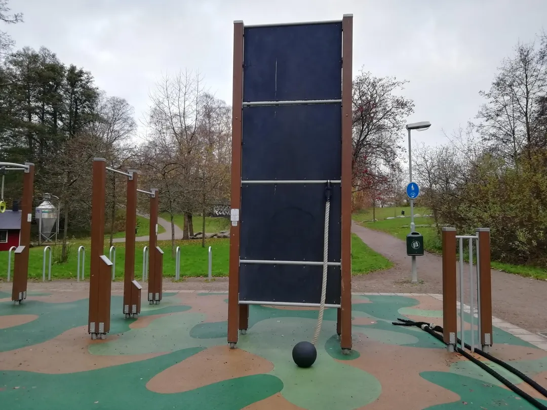 Рукохід на майданчику Calisthenics Park at Jordbogatan, Helsingborg – фото 3 з 5