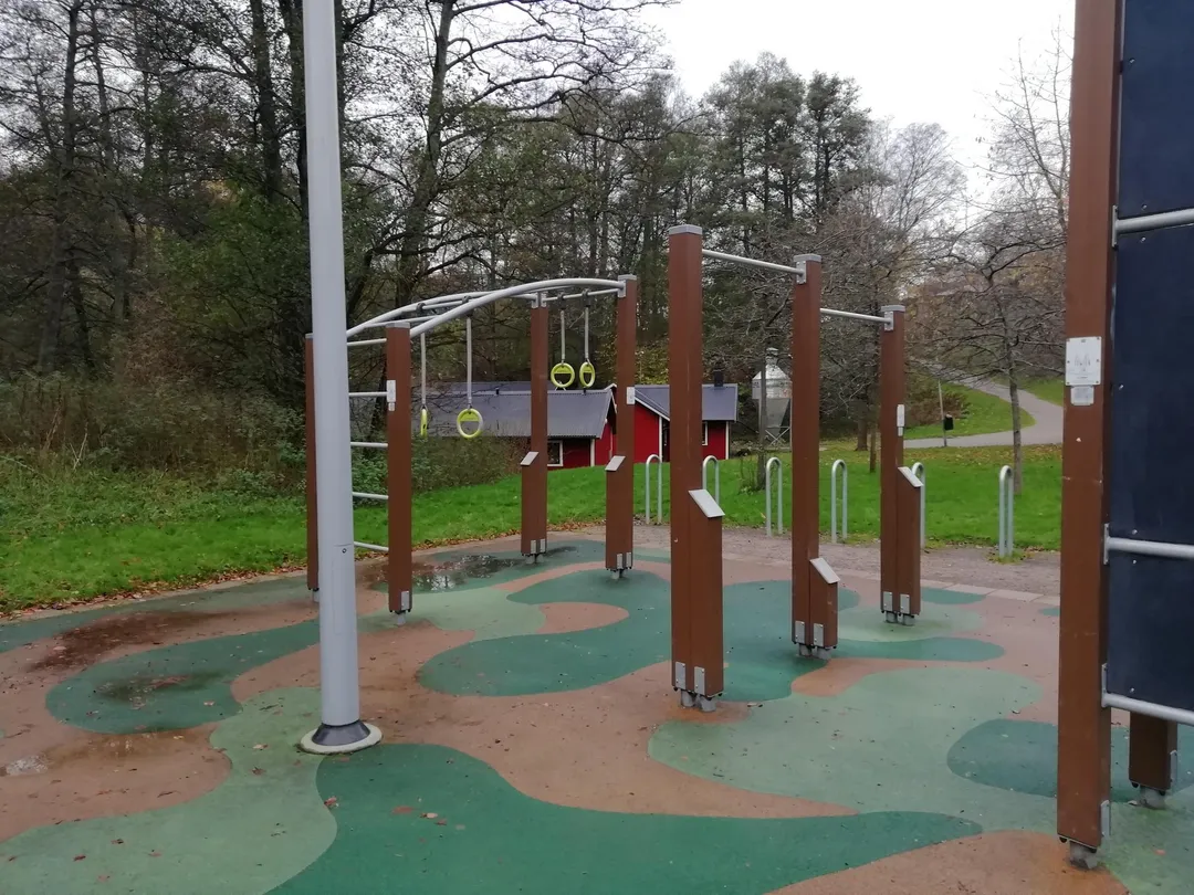 Шведська стінка на майданчику Calisthenics Park at Jordbogatan, Helsingborg – фото 4 з 5