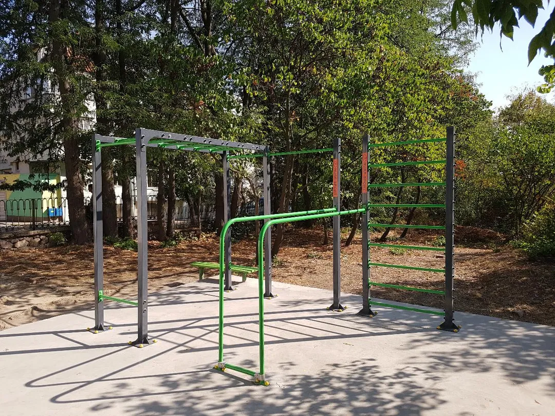 Sbarra per trazioni presso Calisthenics Park at Цар Иван Александър, Ямбол – foto 1 di 2