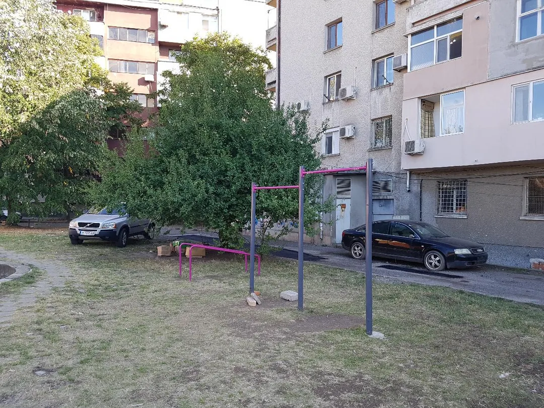Barre de traction à Calisthenics Park at Милин камък, Ямбол #wp3280 – photo 1 sur 2