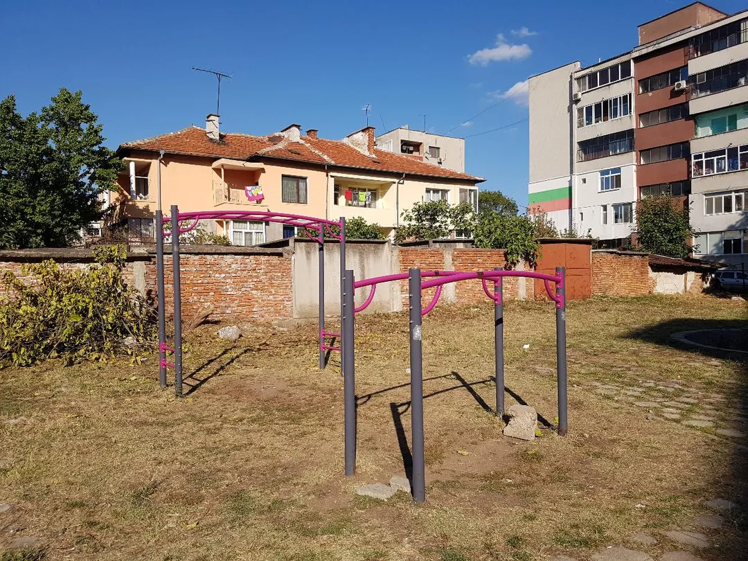 Barres parallèles à Calisthenics Park at Милин камък, Ямбол #wp3280 – photo 2 sur 2