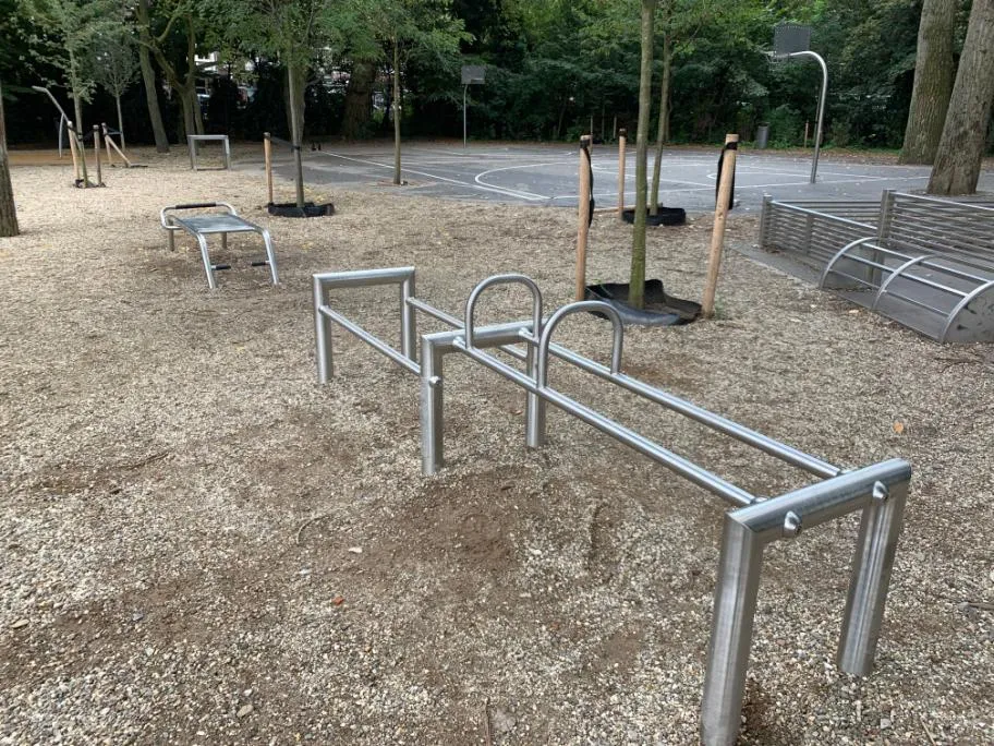 Bare paralele la Calisthenics Park at Sarphatipark, Amsterdam – fotografia 2 din 5