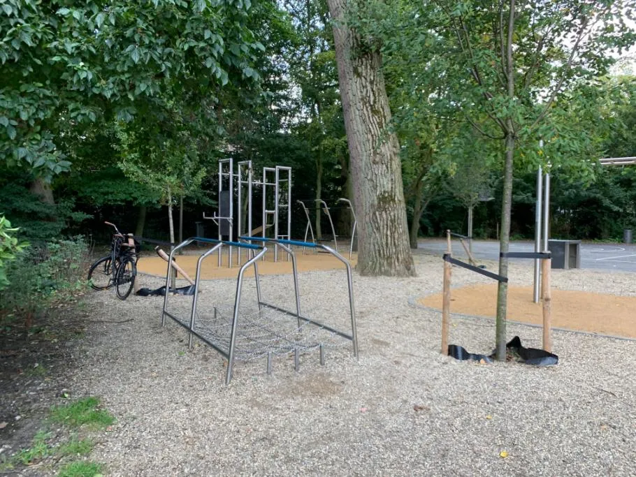 Bancă pentru abdomen la Calisthenics Park at Sarphatipark, Amsterdam – fotografia 4 din 5