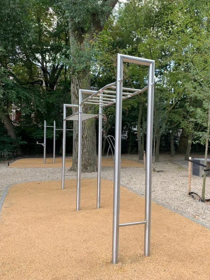 Bară de tracțiuni la Calisthenics Park at Sarphatipark, Amsterdam – fotografia 1 din 5