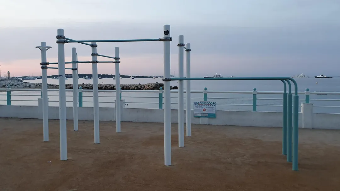 Sbarra per trazioni presso Calisthenics Park at Boulevard Jean Hibert, Cannes – foto 1 di 4