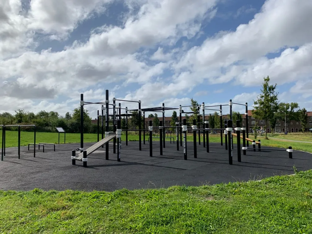 Push Up Bar at Calisthenics Park at Bar Brothers Park, Haarlem – photo 9 of 10
