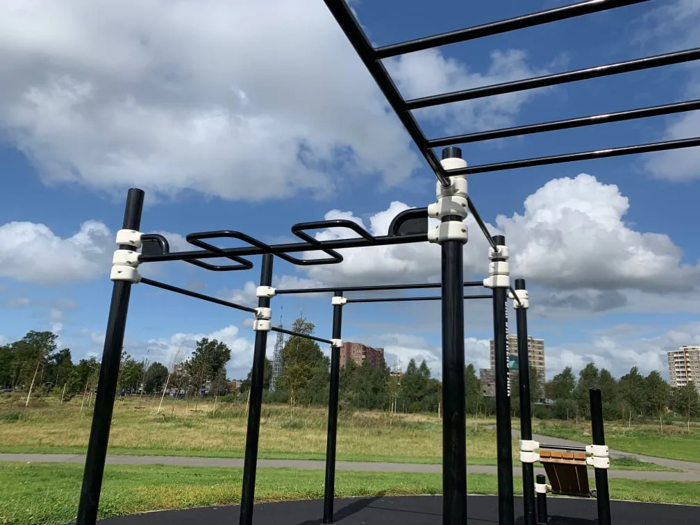 Abs Bench at Calisthenics Park at Bar Brothers Park, Haarlem – photo 7 of 10